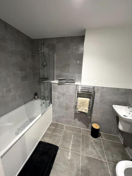 Luxurious City View Apartment In Salford مانشستر المظهر الخارجي الصورة